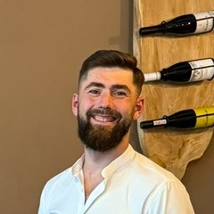 Adrian Sobolak, sommelier w kawiarni MOMENT w Nowym Sączu