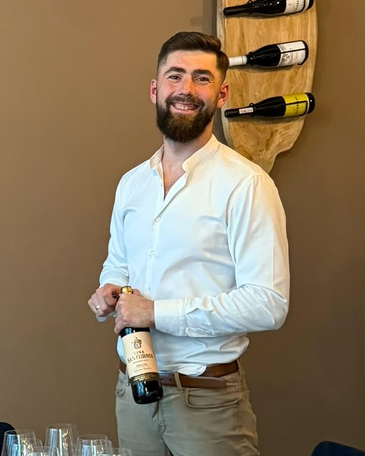 Adrian Sobolak, sommelier w kawiarni MOMENT w Nowym Sączu